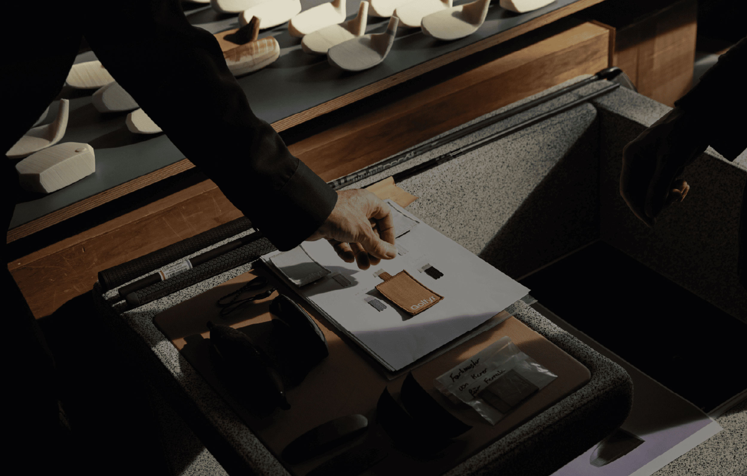 Alfredo Häberli legt eine Golfyr Color Badge ab