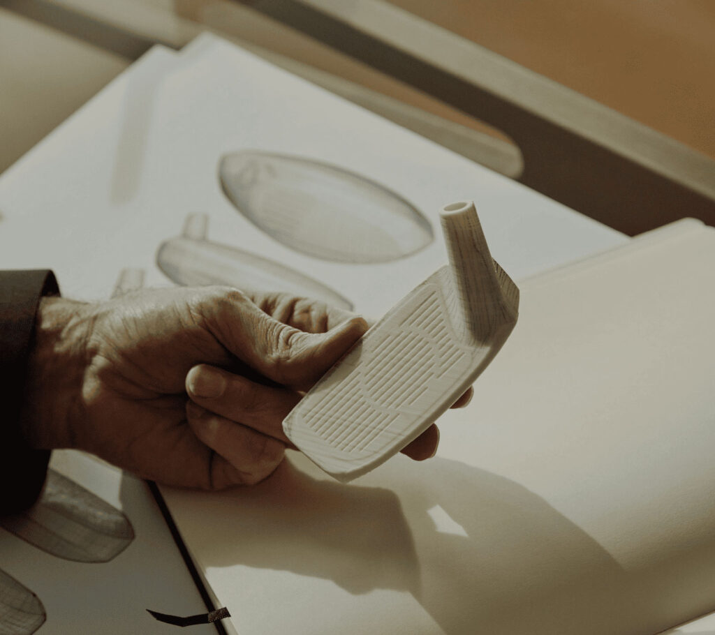 Alfredo Häberli hält einen Prototyp-Schläger.