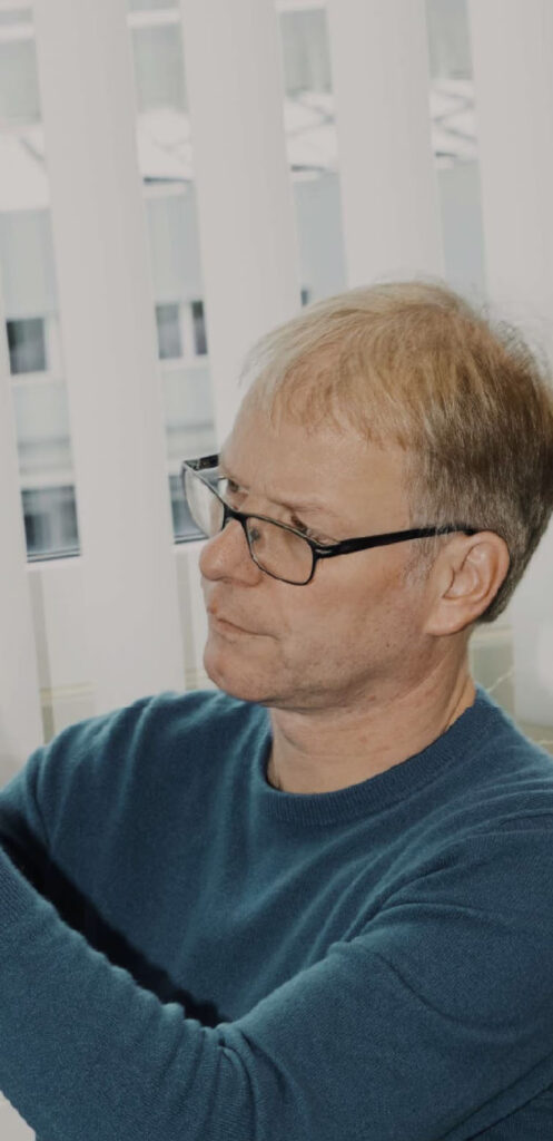 Daniel Hüsler holding and inspecting a carbon part