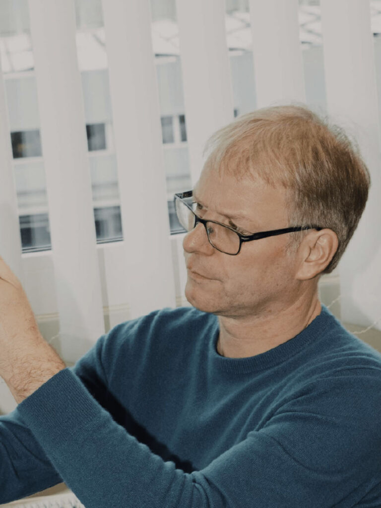 Daniel Hüsler holding and inspecting a carbon part