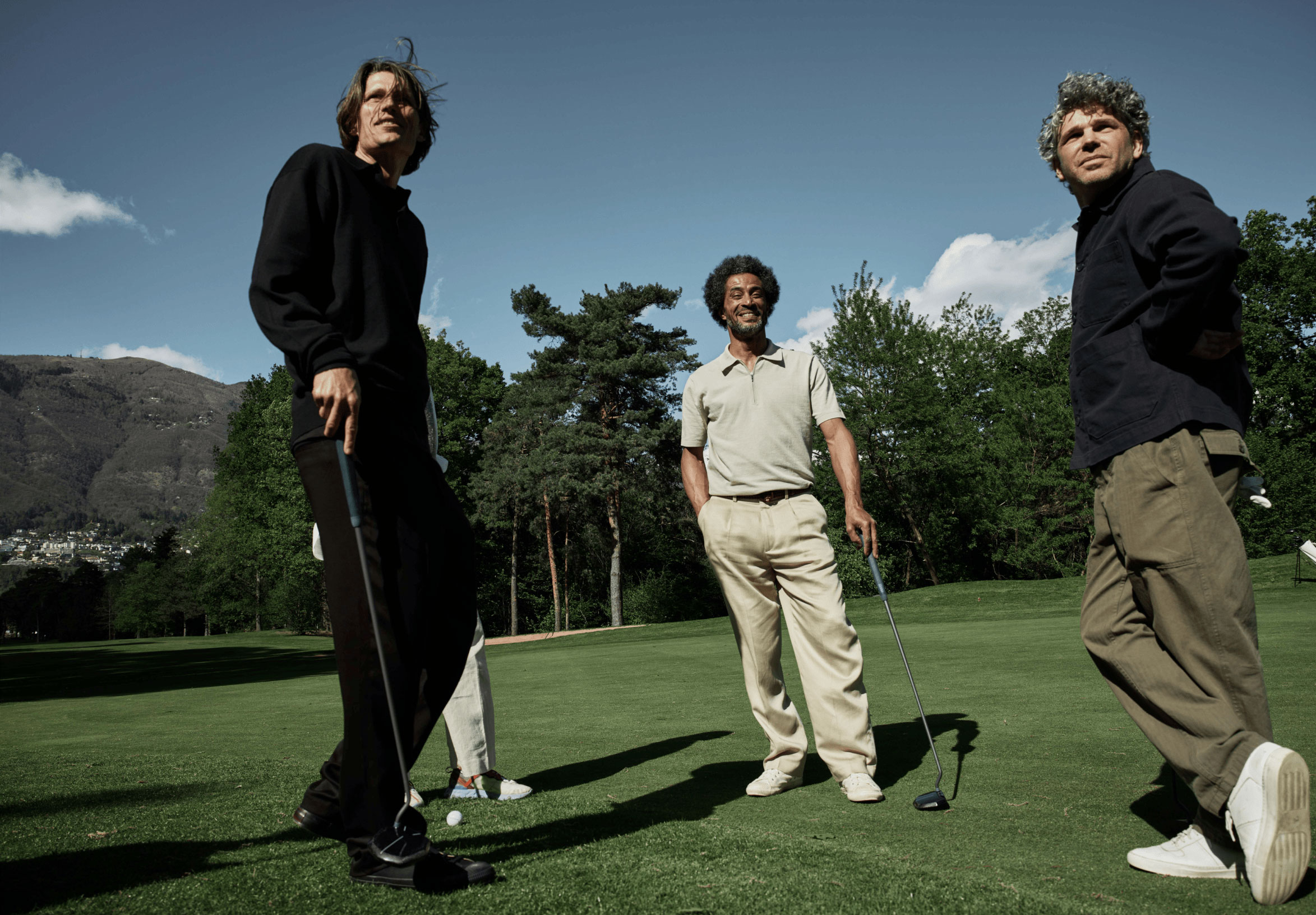 From left to right – Michael Noser, two golfers and Olivier Widrig standing on the green, all holding The Maker