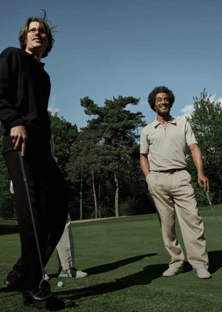 From left to right – Michael Noser, two golfers and Olivier Widrig standing on the green, all holding The Maker