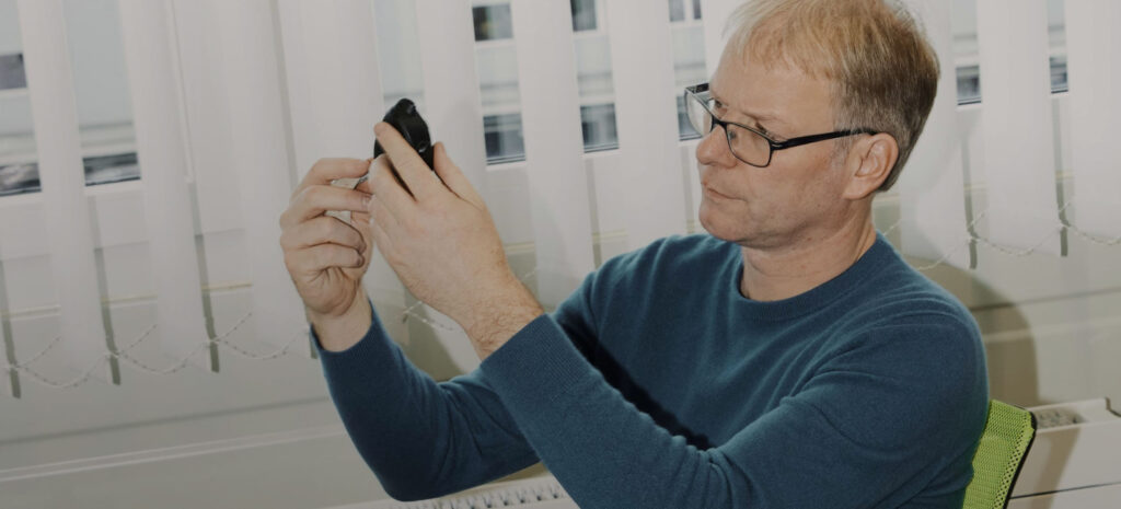 Daniel Hüsler sitzt in seinem Büro.