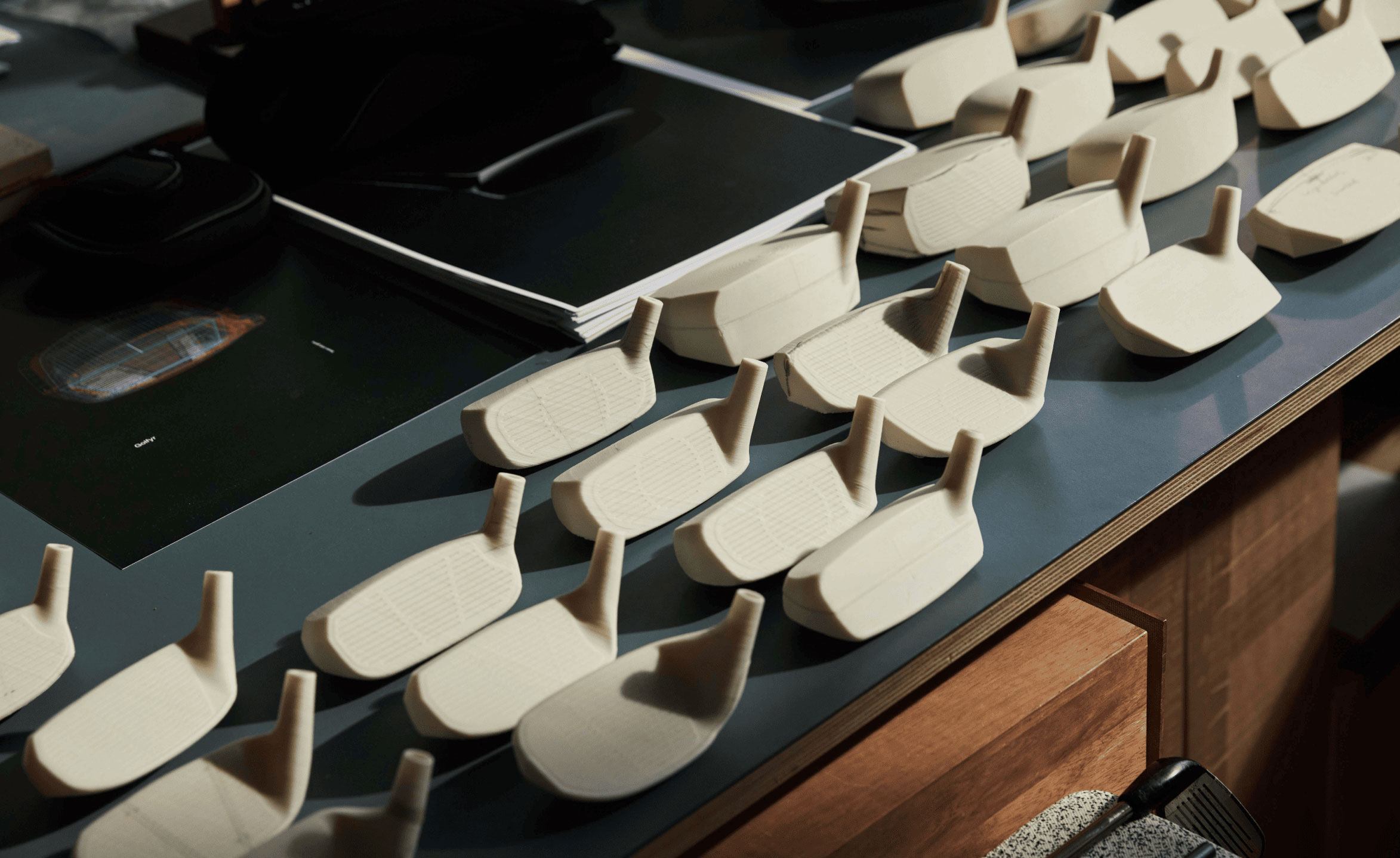 Verschiedene Golfschläger Prototypen sortiert auf einem Tisch Alfredo Häberli’s Studio