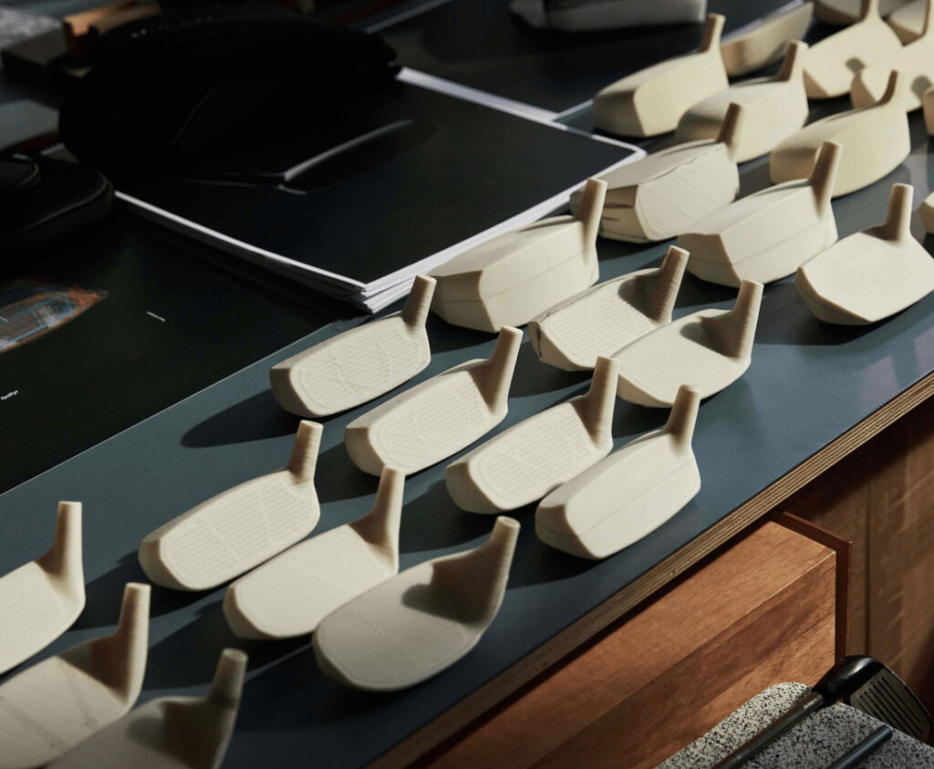 Verschiedene Golfschläger Prototypen sortiert auf einem Tisch Alfredo Häberli’s Studio