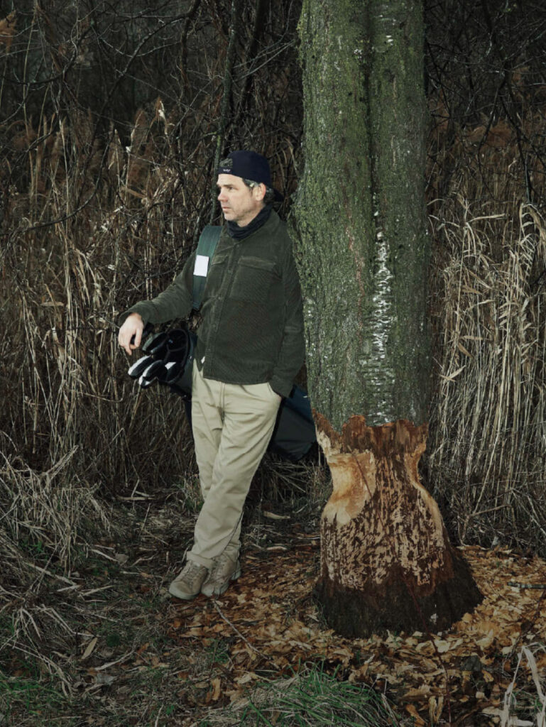 Olivier Widrig leaning against a tree with the Golfyr golf bag on his shoulder