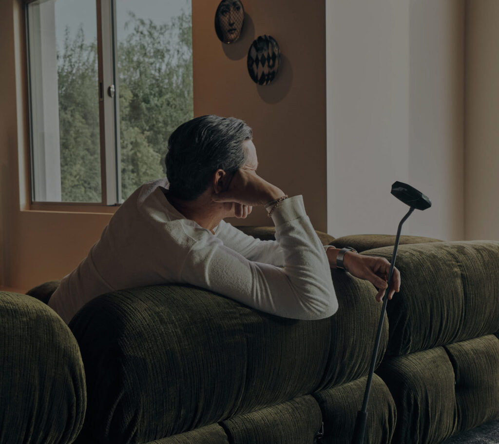 Roger Stadler steht in seinem Büro und sieht aus dem Fenster, während er einen Golfschläger hält.