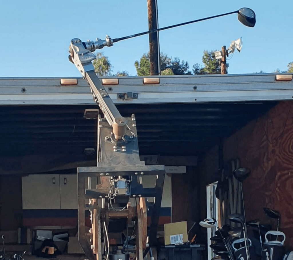 Ein Roboter von Golf Laboratories in San Diego der einen Golfschläger testet.